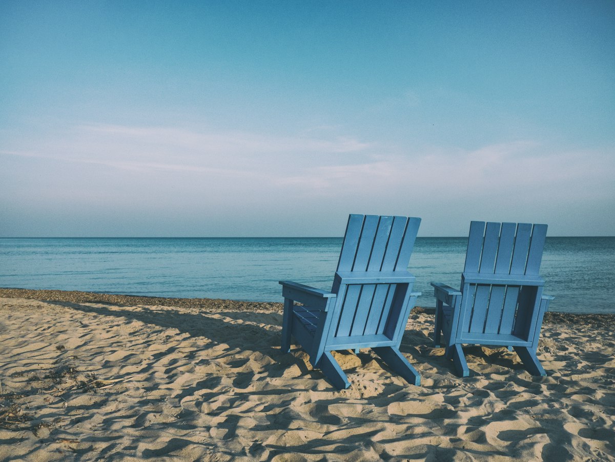 Happy retired couple travelling with spark pensions